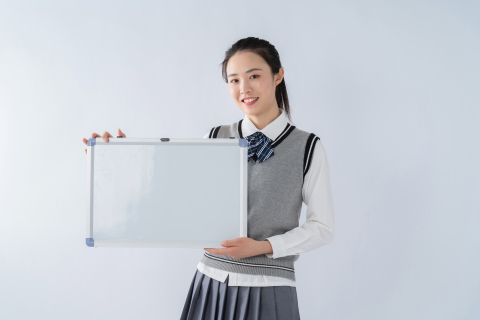 拿着白面面向镜头的女生高清图