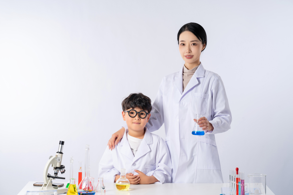 化学实验室课堂实拍图版权图片下载