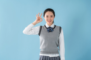 手比OK的女老师高清图