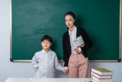 站在黑板面前拍照的师生实拍图