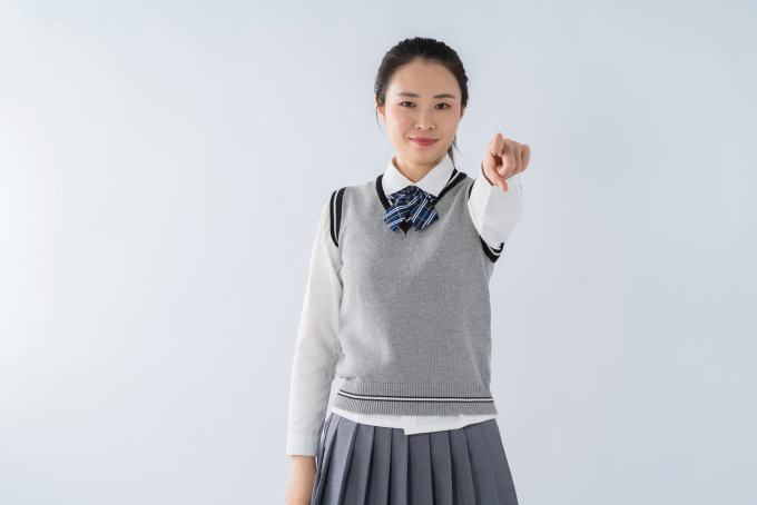 手指镜头拍照的女生写真高清图