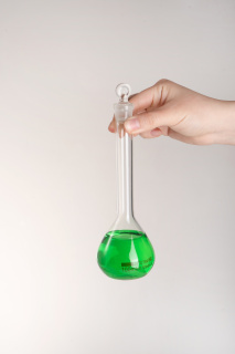 化学实验绿色液体近景高清图