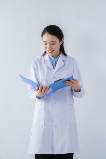 低头查看病历女医生高清图