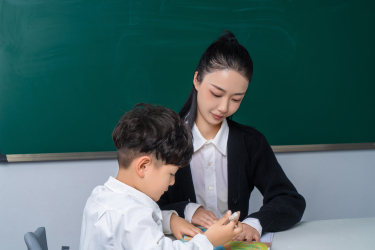 教室中的学霸和老师高清图