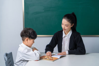 温馨的师生场景高清图