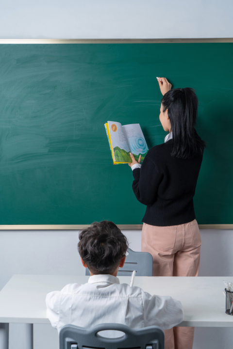 课堂上讲课的老师和学生高清图版权图片下载