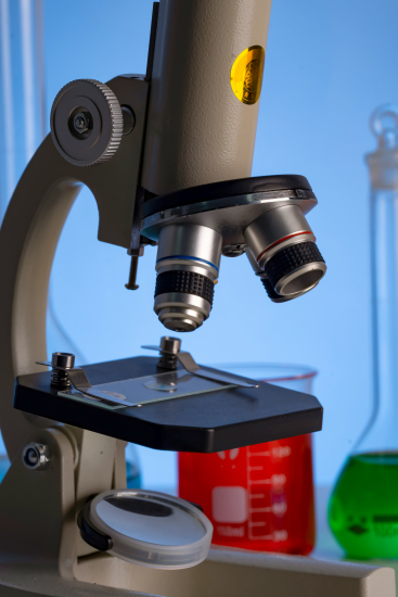 使用显微镜观察近景高清图