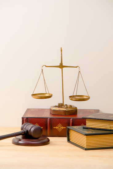 天秤木槌和摆放在书桌上的书籍高清图