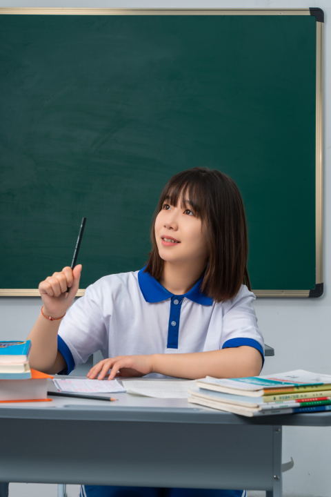 大大方方的女同学高清图版权图片下载