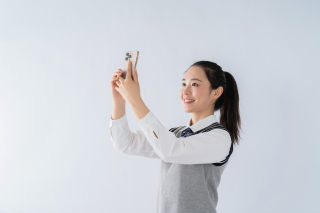 对着手机镜头微笑的女生高清图