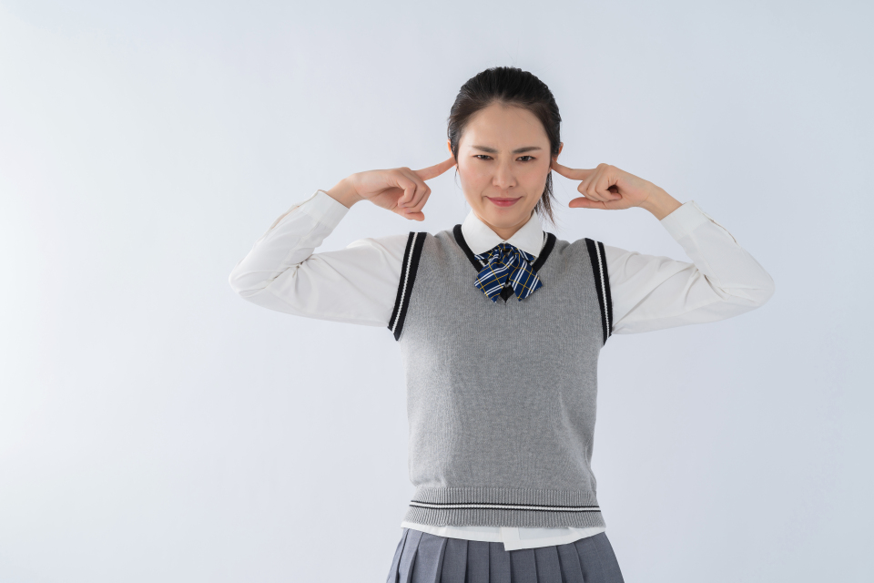 努力思考问题的女生高清图