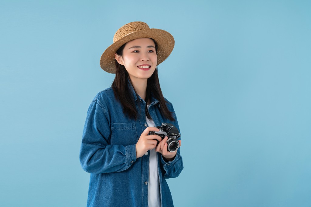 手拿相机的女生高清图版权图片下载