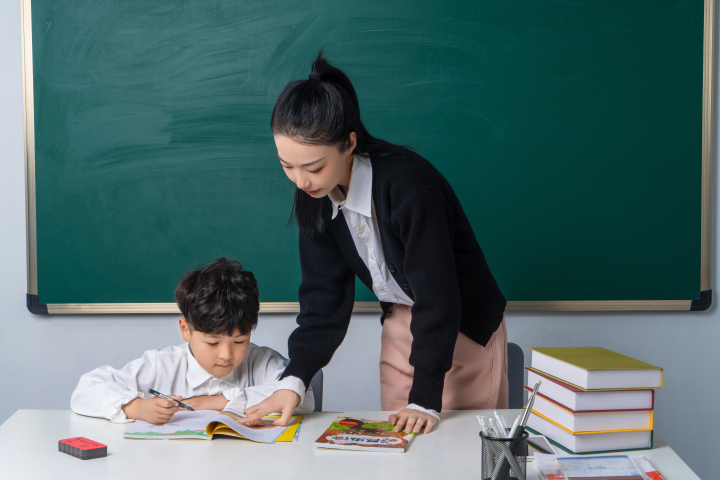 老师悉心教导学生高清图版权图片下载