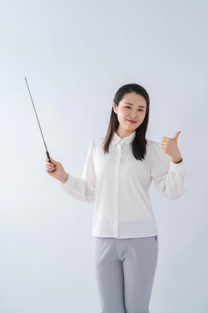 认真讲课中的女老师图