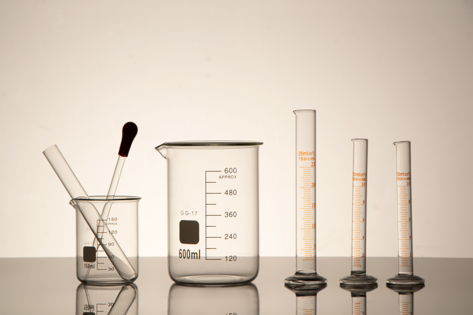 烧杯滴管实验器材摄影图