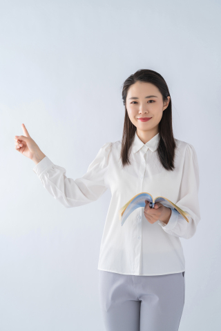 可爱的女孩工作实拍图