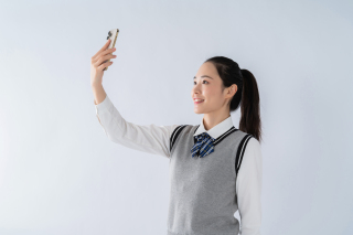 手机自拍的女生高清图