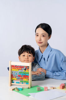 认真学习的学生实拍图