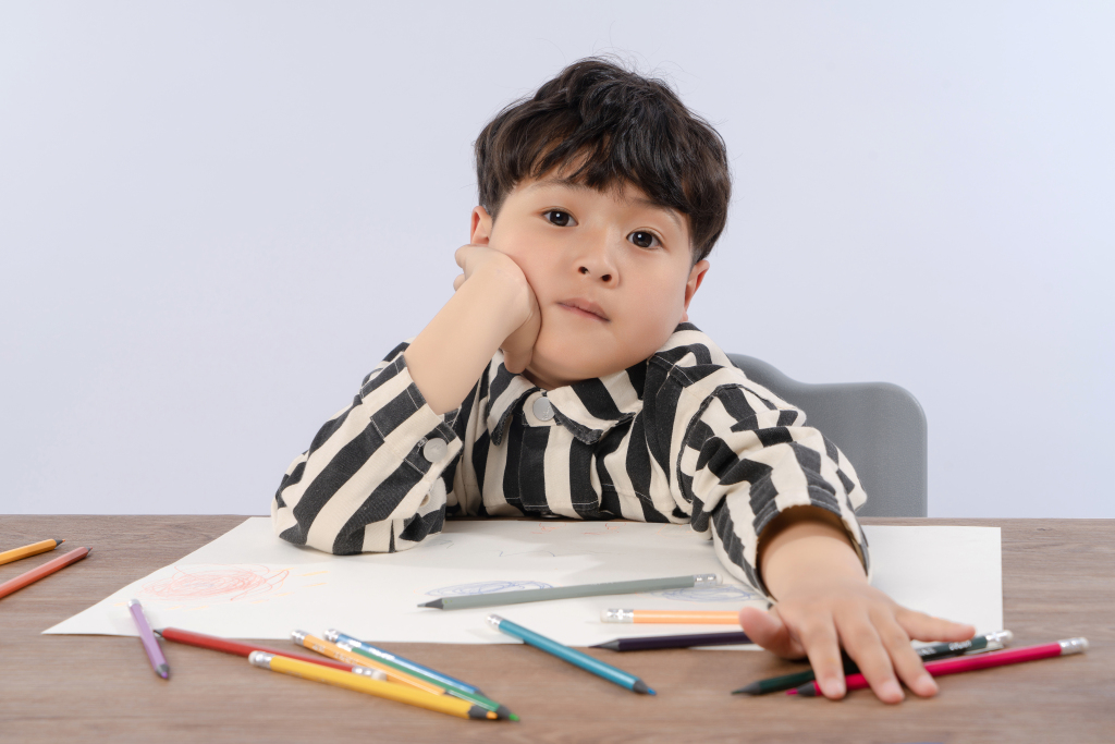 绘画课堂上的小男生高清图版权图片下载