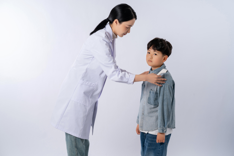 看病的小男孩图片