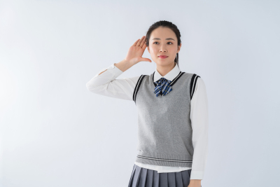 侧耳倾听的女生高清图