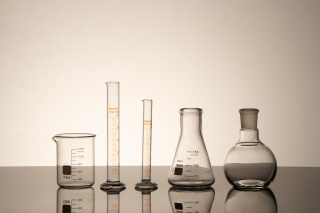 排列整齐的实验仪器高清图