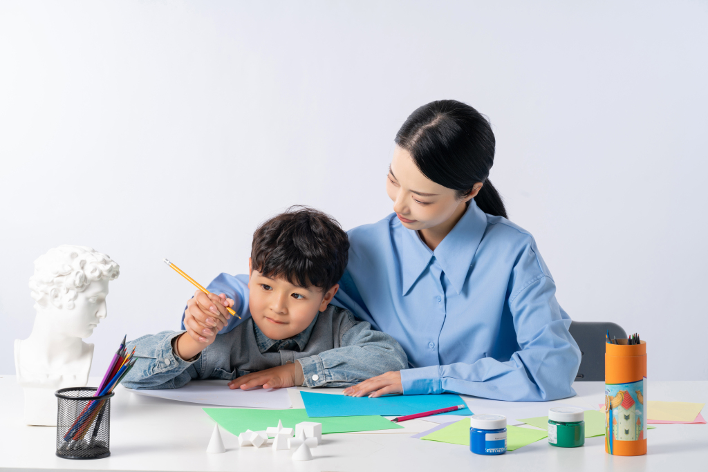 男孩绘画创作高清图版权图片下载