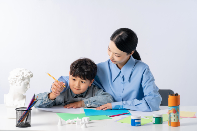 男孩绘画创作高清图