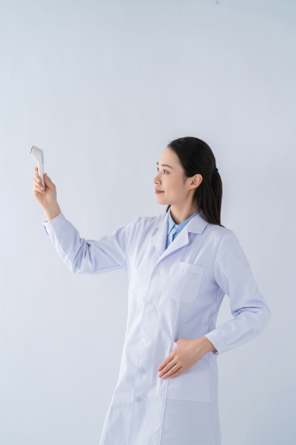 白大褂女医生实拍图