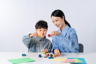 努力学习的男孩实拍图