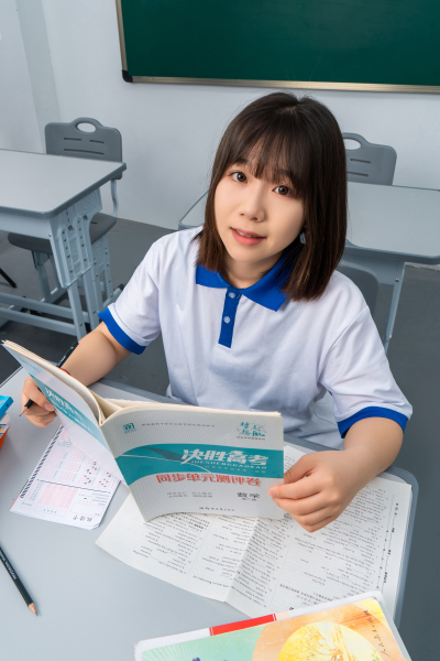 俯拍上课的女生高清图