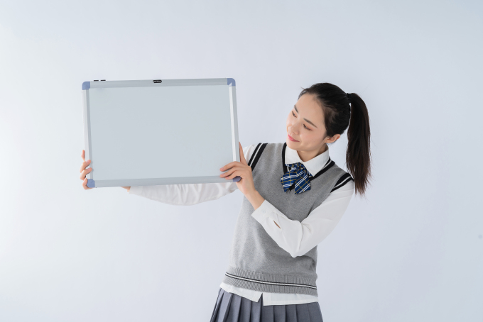 歪头看着白板的女生高清图