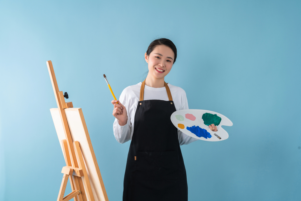 拿笔画画的女教师图版权图片下载