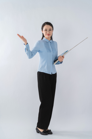 穿蓝衬衣的女老师实拍图