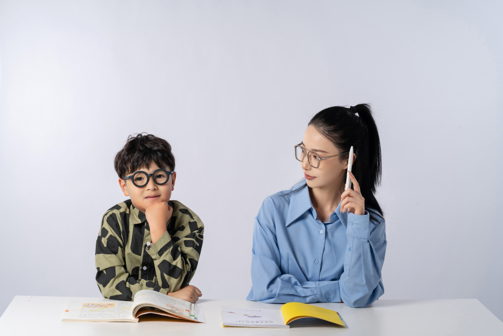 戴眼镜思考的小男孩高清图版权图片下载