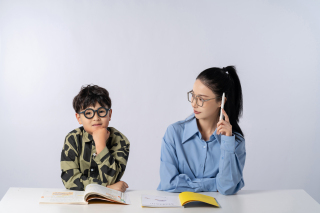 戴眼镜思考的小男孩高清图