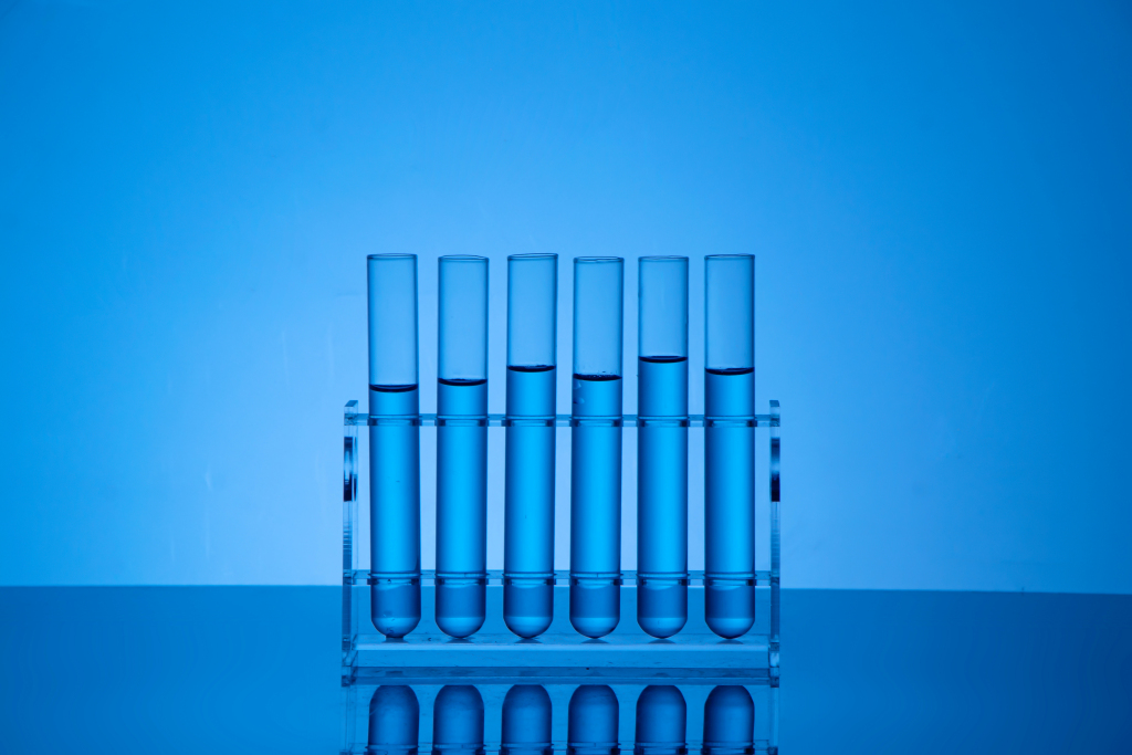 蓝色背景试管高清图版权图片下载