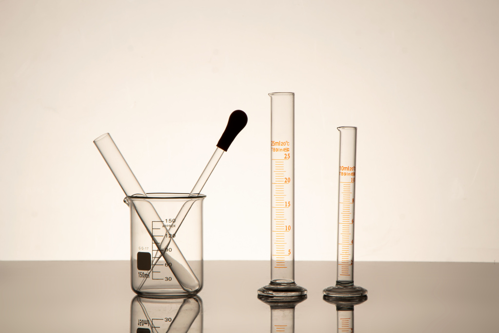 透明玻璃材质实验烧杯高清图版权图片下载