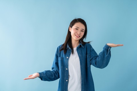 一只手在上一只在下的女生高清图