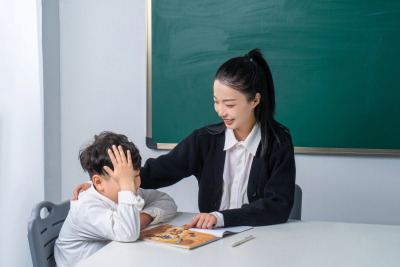 老师欣慰的看着学生高清图