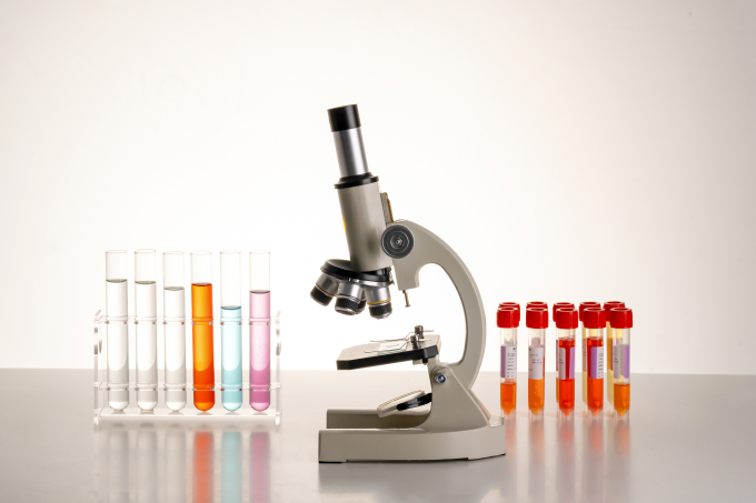 白色显微镜橙色实验试剂高清图