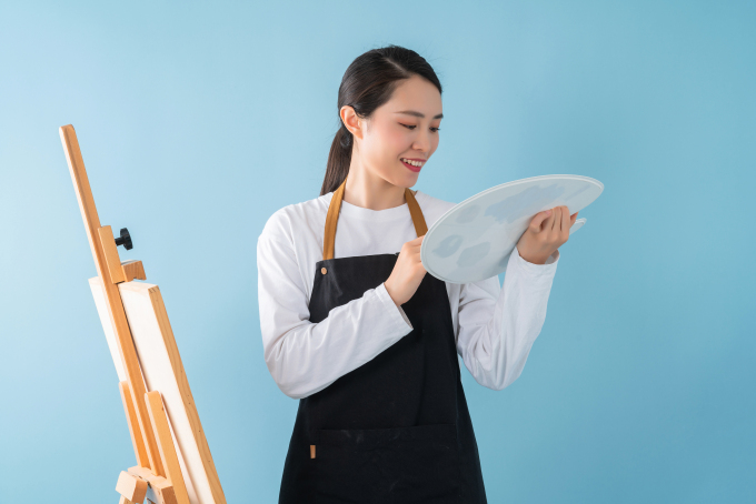 调色中的可爱女同学