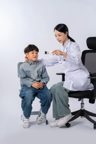 给孩子检查中的女医生图