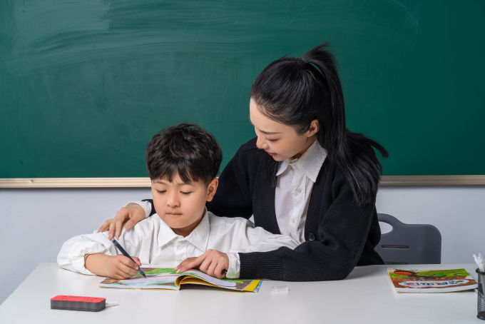 老师认真给学生辅导高清图