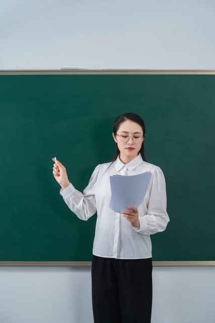 温馨教室女教师上课实拍图 