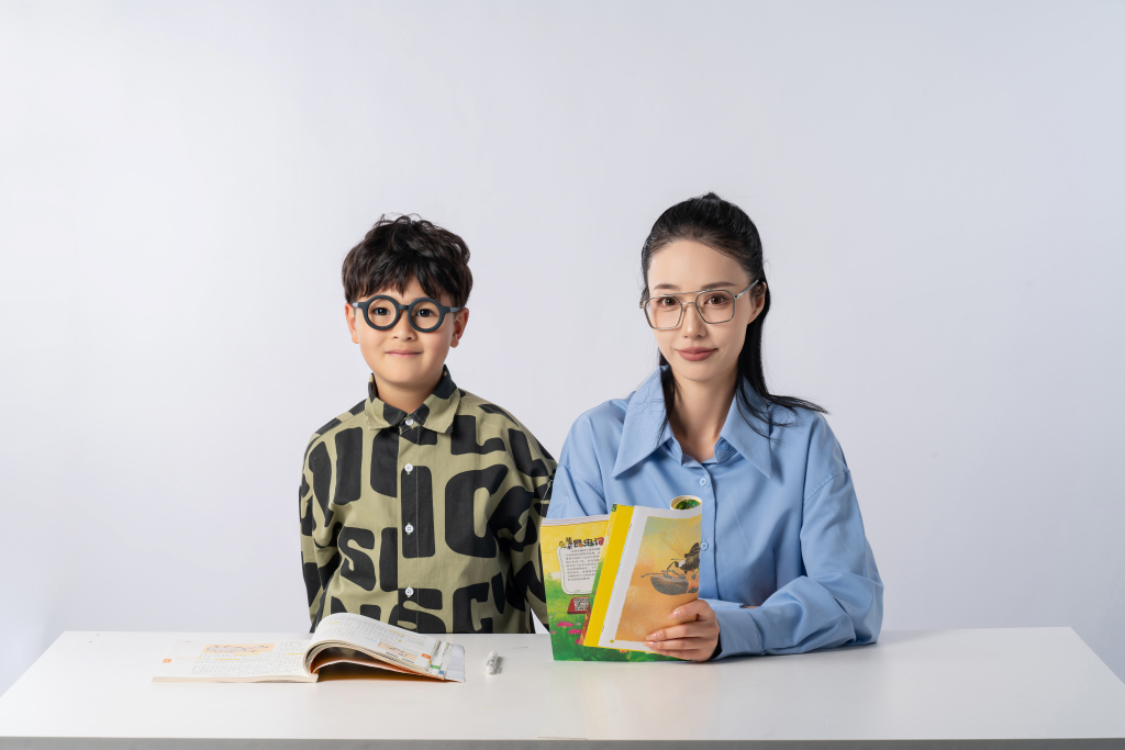 镜头面前的母子两个高清图版权图片下载