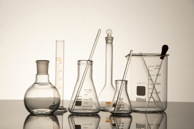 洗涤干净的实验仪器高清图