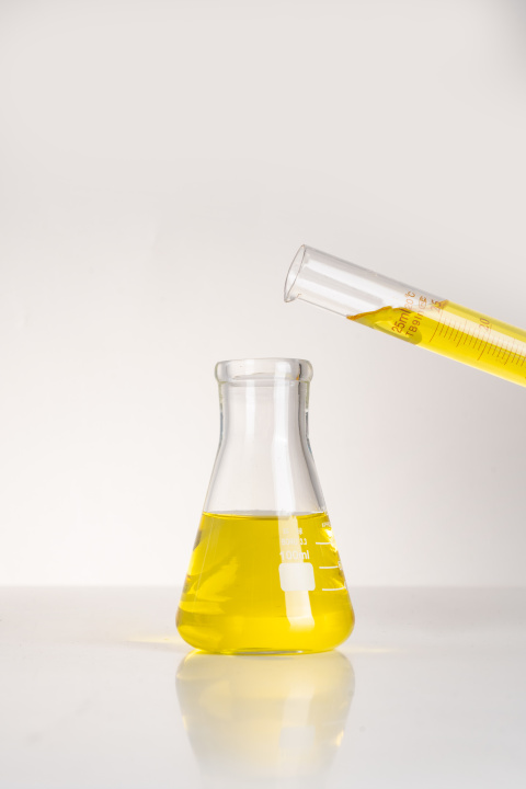 化学实验黄色液体实拍图版权图片下载