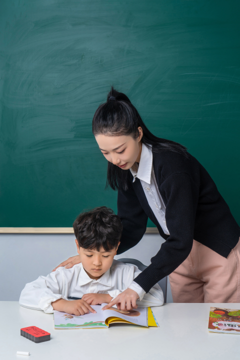 放学后留在教室的学生和老师高清图版权图片下载