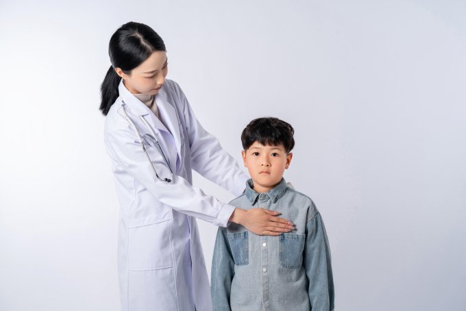护理孩子的儿科医生图